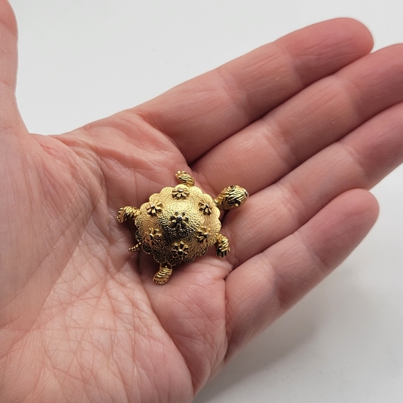 VTG Coro Turtle Brooch | Gold Tone | Flowers | SIGNED - Picture 2 of 7